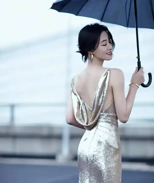 蓝盈莹一身金背裙美得让人心跳加速!