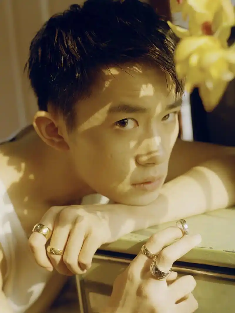 易烊千玺登《红秀grazia》 诠释成长的模样