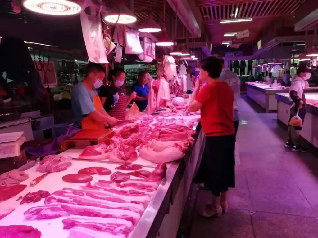 此外,在南昌市红谷滩区的沁园农贸市场里,一猪肉摊的老板说,现在肉价