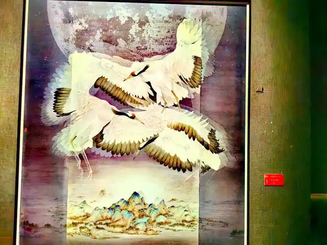 《江山无限》的绘画手法是工笔,作为中国人心目中的瑞鸟,三只仙鹤凌空