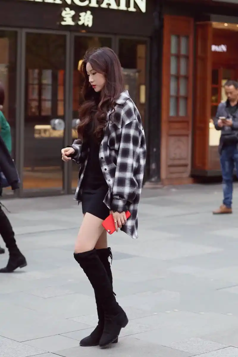 街拍:看照片知女人,成都街头的时尚气质美女,长筒靴完美驾驭