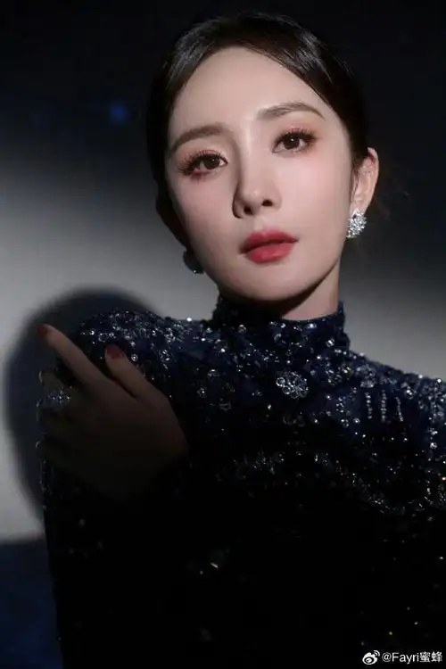 杨幂给小糯米单独开设了一个内地银行账户,除了定期给刘恺威打抚养费