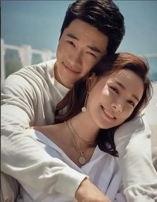 这不仅得益于他-直坚持的健康生活方式和良好的心态,更是因为他与妻子