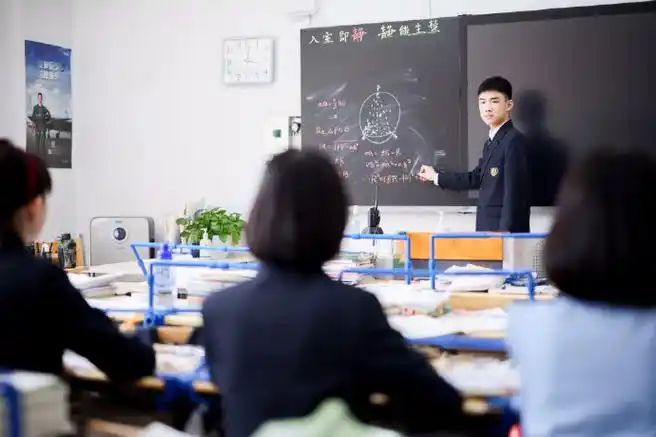 近日,石家庄二中实验学校迎来高三毕业典礼,几位高三学子在校园操场