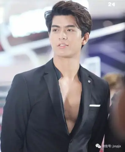 泰国混血肌肉小帅哥厚厚的嘴唇高颜值