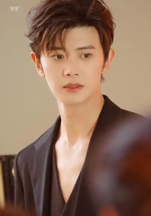 时尚日报##任嘉伦穿深v了