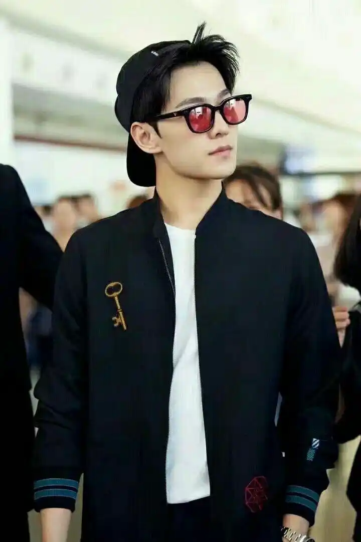 【我心向洋】戴墨镜的杨洋是不是看起来更帅,你觉得呢