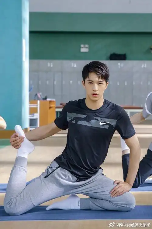 正经脸我想跟着于克南做瑜伽