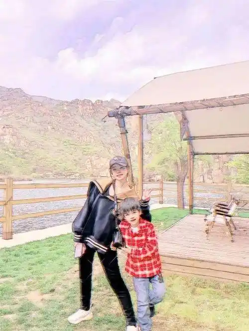 朱亚文一家四口出游五一期间,有网友在社交平台上晒出偶遇明星朱亚文