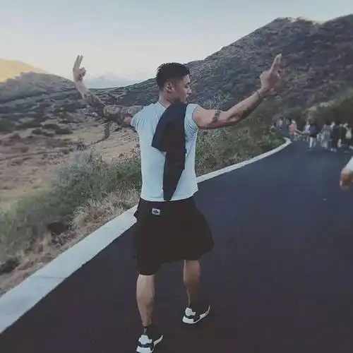 国庆出游,nmd运动潮鞋备起来.你—全场的焦点