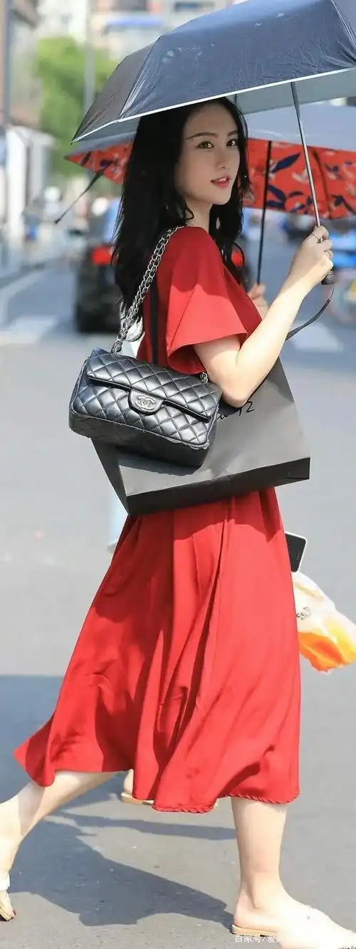 对于 小姐姐的这身穿衣打扮您给几分?