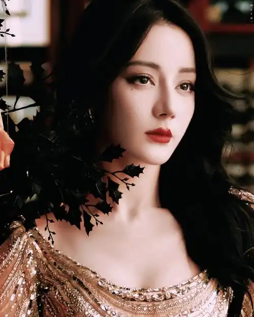 迪丽热巴鎏金长裙梦回乔晶晶##迪丽热巴白金霓光鱼尾裙