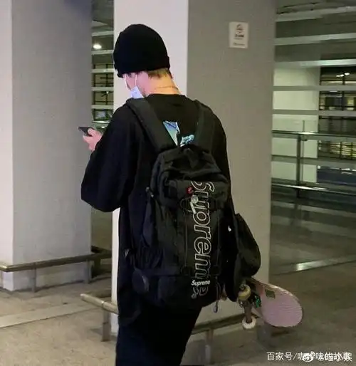 感受王一博超绝背影杀,安全感满满的肩宽后背,没有正脸也心动