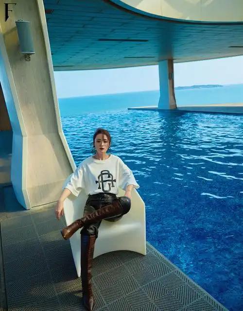 蒋勤勤海边大片释出 亦柔亦飒散发女性魅力