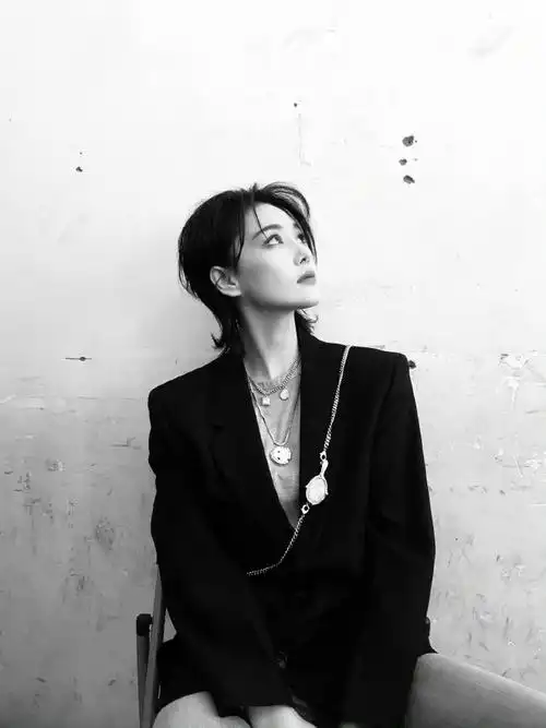 张馨予黑色西装配金属项链 利落短发出镜攻气十足