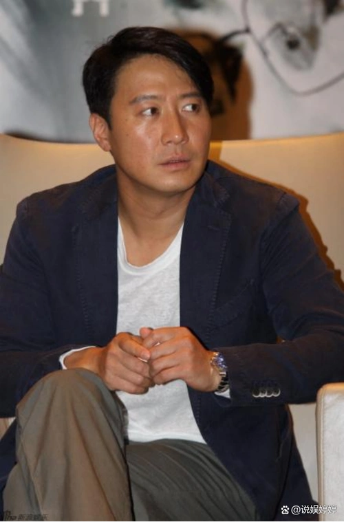 日前,57岁的黎明难得现身香港某活动现场,一身优雅的香槟色西装搭配