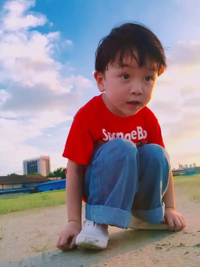 帅我一脸这个5岁小男孩是个新晋时尚icon