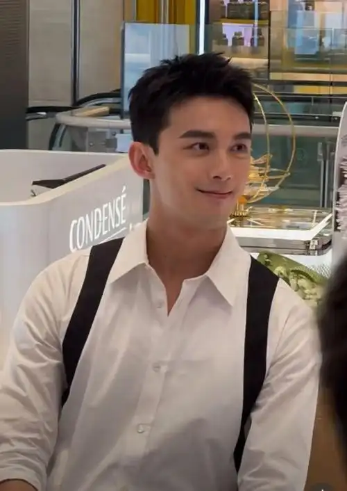 吴磊现身杭州出席活动,白衬衫宛如阳光少年,卖力宣传新剧好敬业