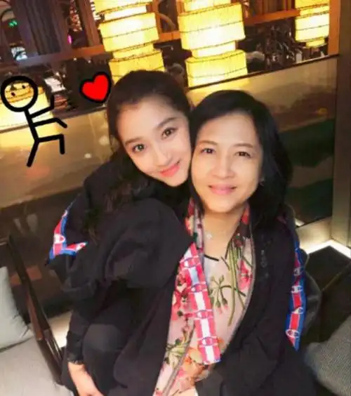 鹿晗和关晓彤生宝宝怀孕关晓彤和妈妈同回鹿晗家