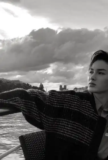 朱正廷酷黑光影写真图片19