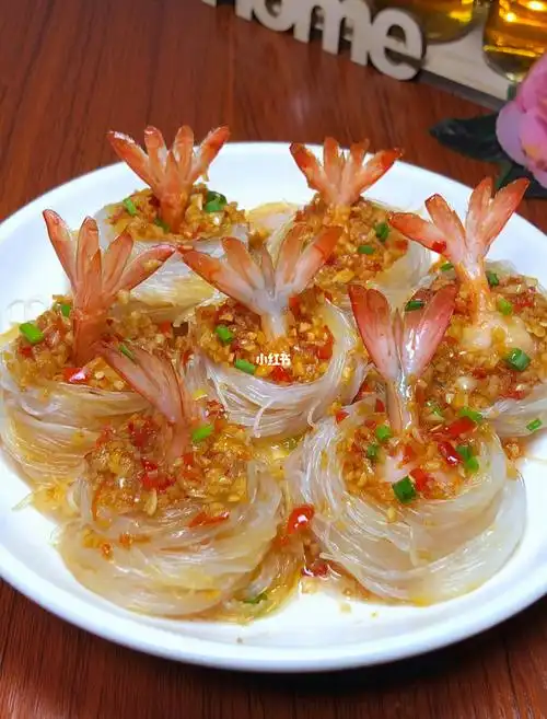 年夜饭的餐桌上安排起来蒜蓉粉丝虾