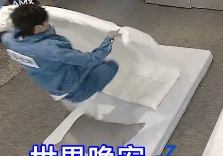 蔡徐坤跑男献绝技1秒钻被窝脚还不着地杨颖黄旭熙看懵了