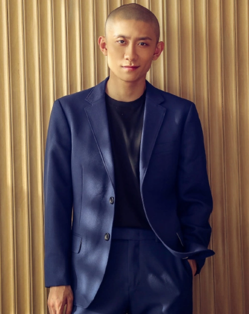 都说寸头是检验男神的唯一标准,而你们看张一山这剪着光头的形象更是