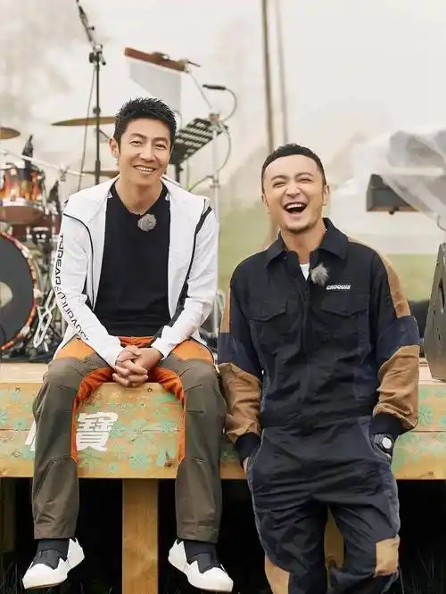 撒贝宁尼格买提太舞滑雪,被迫合影好无奈,两人一个比一个笑的假