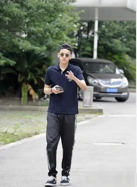 吴亦凡机场演绎freestyle 一身老爷子打扮 他就没好好穿过鞋!