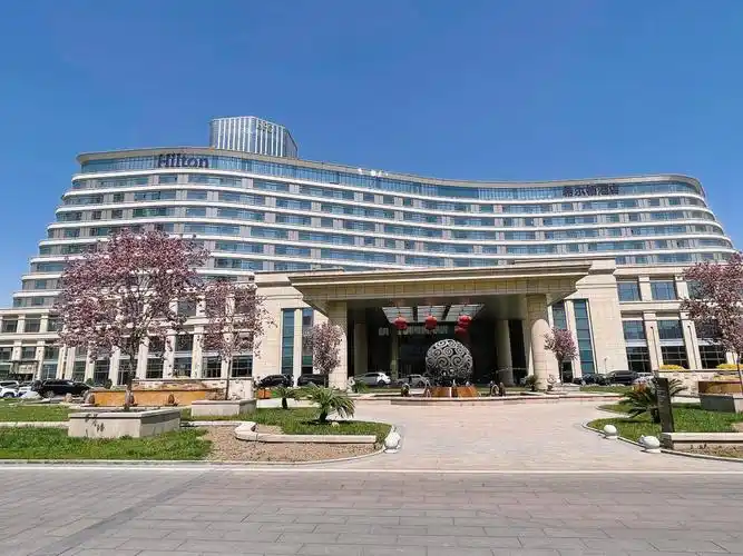 地处会展区cbd中心,交通极为便利,从乌鲁木齐地窝堡国际机场前往酒店