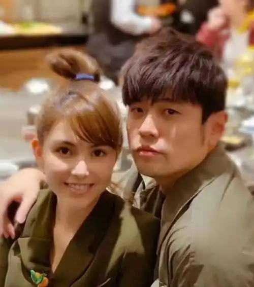 周杰伦晒妇女节晒全家福,看到文案中对昆凌的称呼后,才知道什么叫宠妻