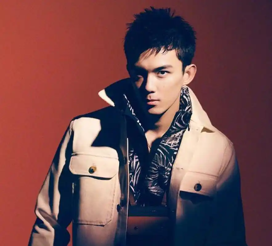 吴磊《时装男士》四月封面大片,在红色光影变幻下展现少年魅力