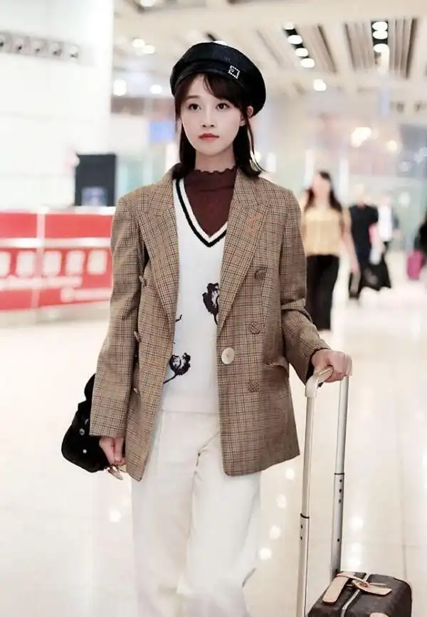 蓝盈莹的大长腿太吸睛了,紧身裤配长靴身材太高挑,真有型