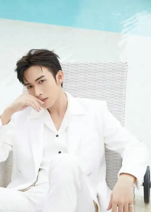 张彬彬白色西服造型优雅贵气仪态满分难以忘怀的白月光