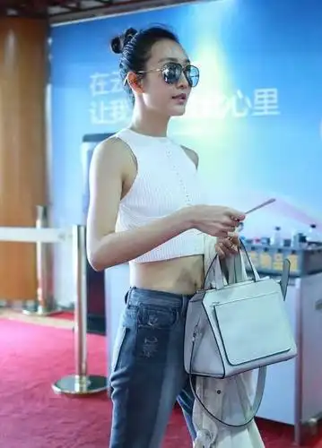 王鸥现身机场一身露脐装, 肚子上的肉抢镜, 网友: 这身材也敢秀!