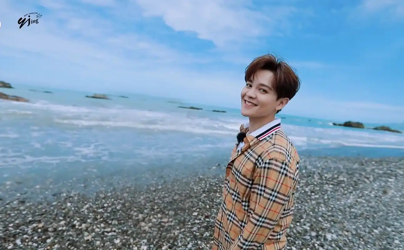 尤长靖首张个人专辑《azoraland》  你绽放的笑颜 温柔了那片碧海蓝天
