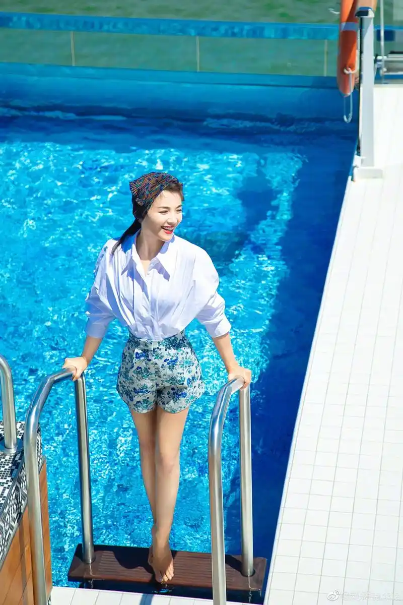 刘涛游轮度假大片随性洒脱 置身碧海蓝天笑容治愈