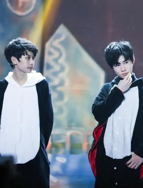 陈泗旭从后面抱住张真源把头埋在他锁骨上"真源儿