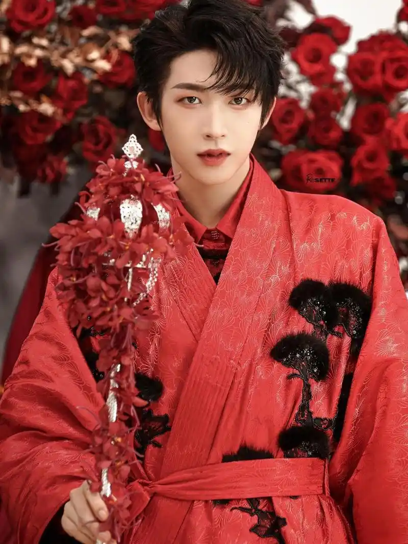 刘宇不愧是"国风美少年",穿改良汉服复古又帅气,真有时尚感