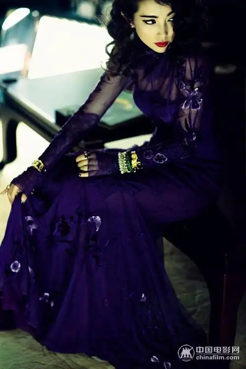 李冰冰烈焰红唇再登杂志封面 称渴望另一半幸福