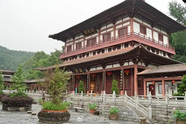 远远望去宜黄曹山寺卧居于山岚深处