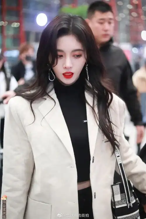 评一个2019年鞠婧祎最佳私服.垫肩西服营造绝a气场