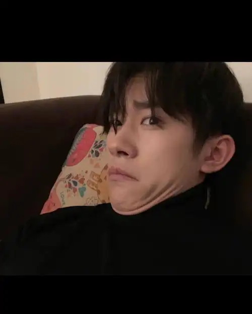 易烊千玺晒自拍:"胖了" 工作室晒表情包回应