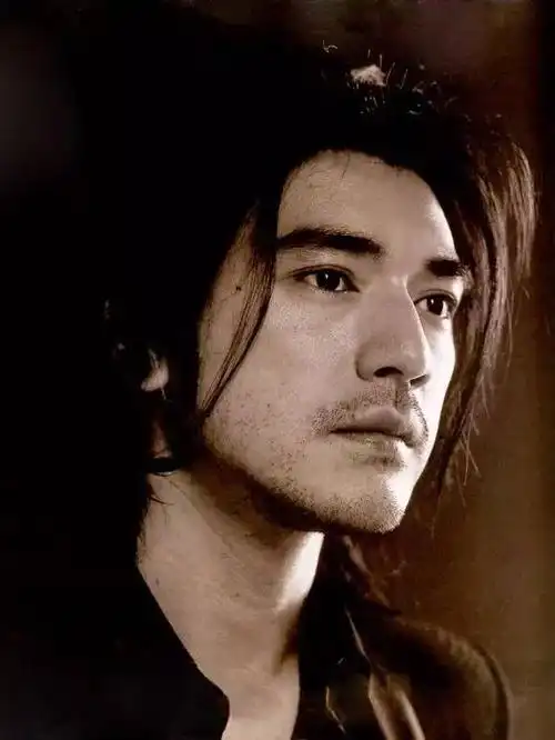 生日:1973年10月11日金城武要身材有身材要脸有脸,就算他已经年过不惑