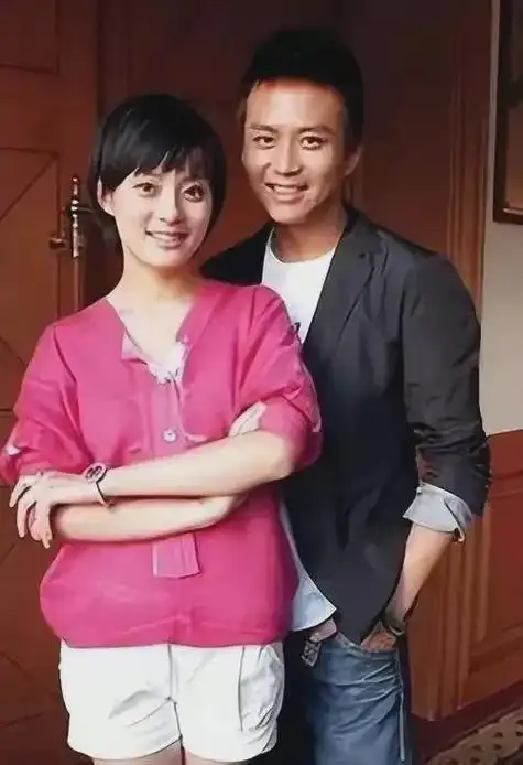 45岁邓超和李乃文上海拍戏风吹暴露秃顶明星也逃不开秃顶烦恼