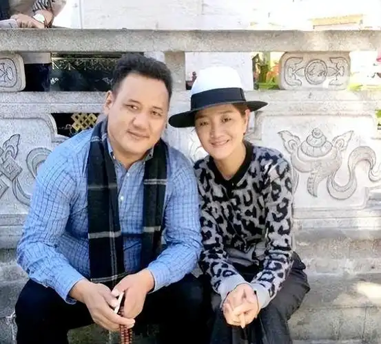 歌手降央卓玛:因丈夫高颜值疯狂倒追,婚后生3胎,今幸福美满
