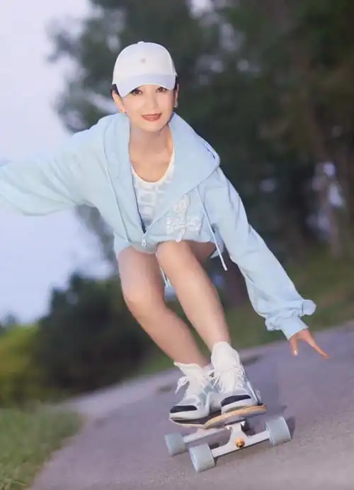 69岁赵雅芝街头玩滑板穿运动短裤秀身材少女感十足被赞逆生长