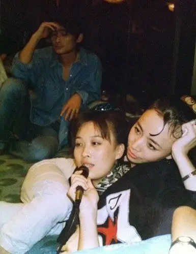 宋丹丹罕见比基尼泳装照 有这么性感吗? (图)