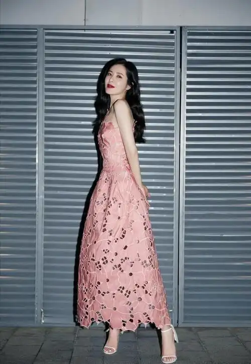 曾黎穿白色旗袍真好看身材纤挑又有料东方美衬得淋漓尽致