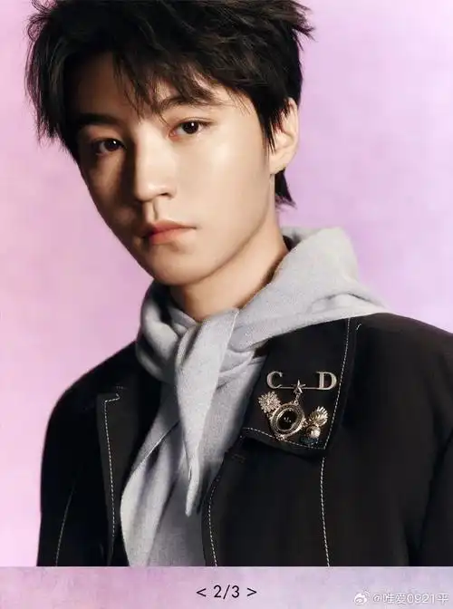 #百变灵动的造型,搭配少年多样的气质,星空下闪动着家沣